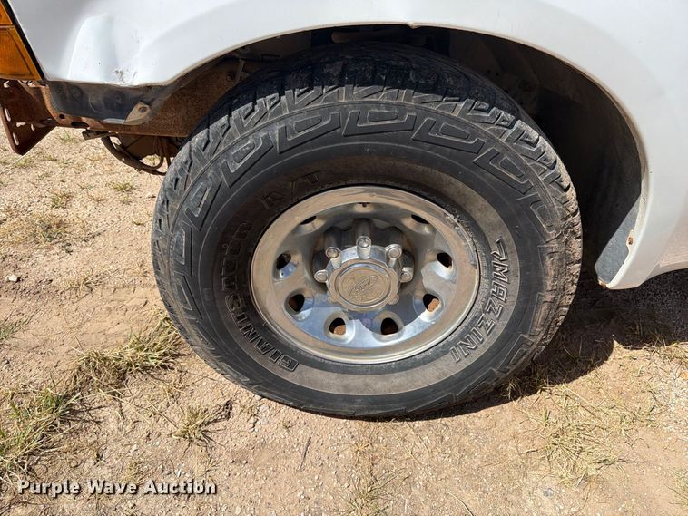 image for item DV8668 2001 Ford F250 Super Duty Ext. Cab flatbed pickup truck
