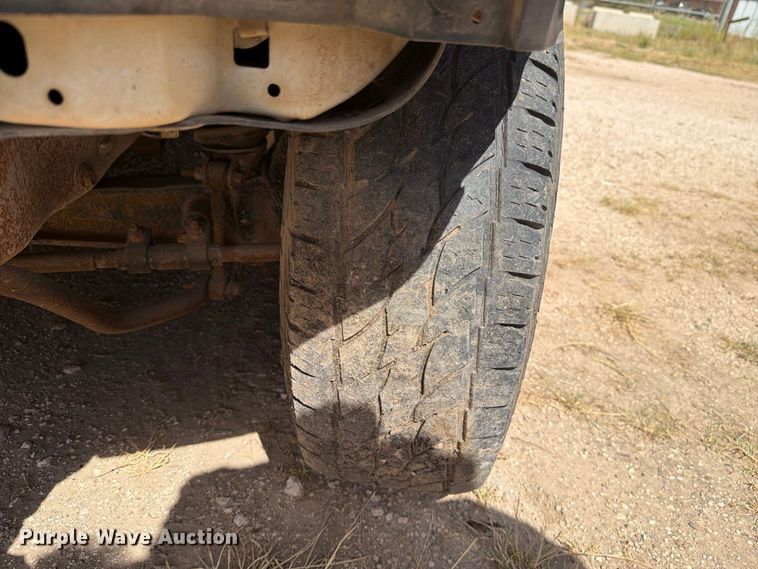 image for item DV8668 2001 Ford F250 Super Duty Ext. Cab flatbed pickup truck