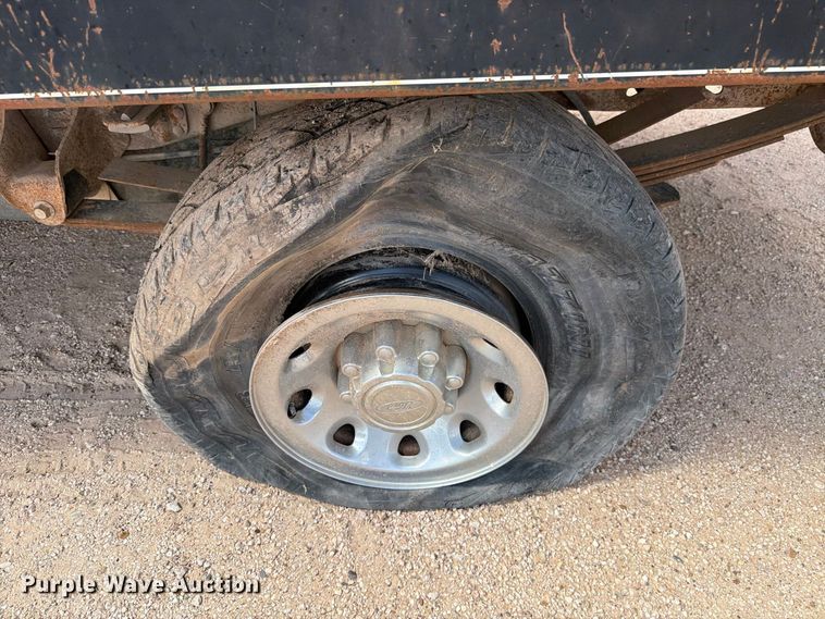 image for item DV8668 2001 Ford F250 Super Duty Ext. Cab flatbed pickup truck