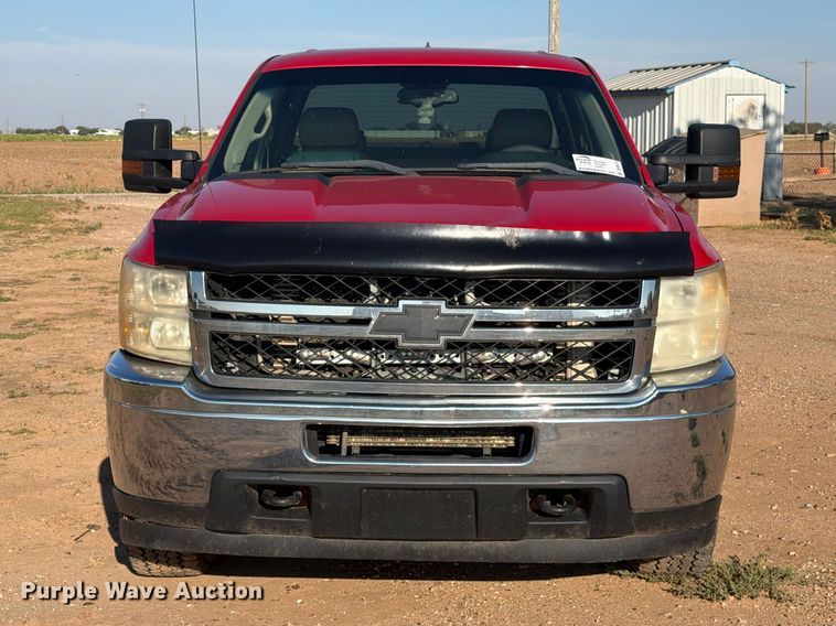 image for item DV8670 2011 Chevrolet Silverado 3500HD Crew Cab pickup truck