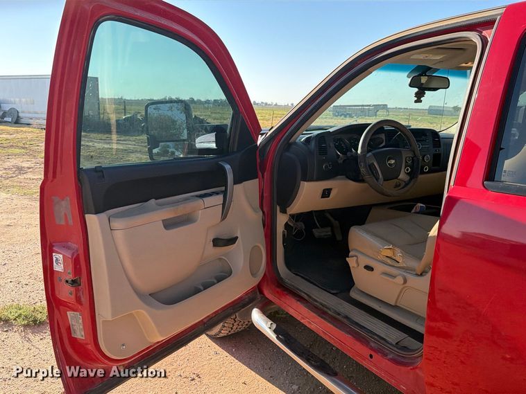 image for item DV8670 2011 Chevrolet Silverado 3500HD Crew Cab pickup truck