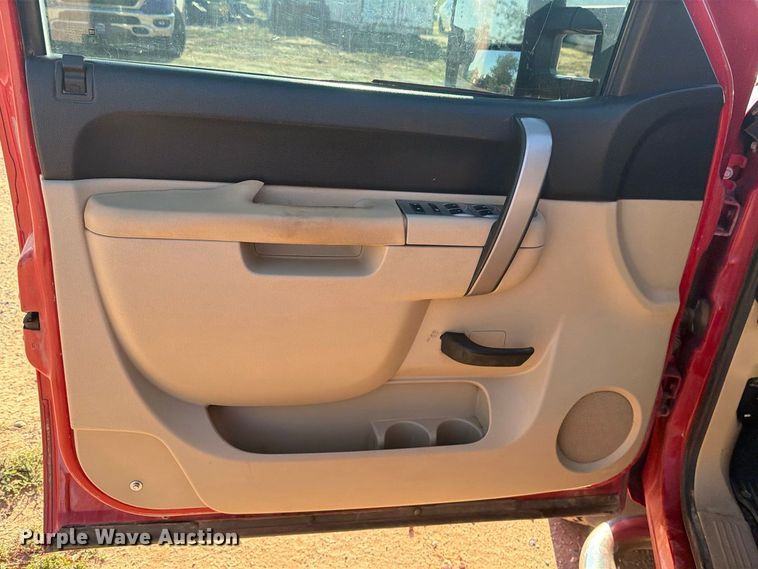 image for item DV8670 2011 Chevrolet Silverado 3500HD Crew Cab pickup truck