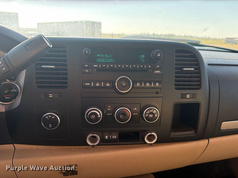 image for item DV8670 2011 Chevrolet Silverado 3500HD Crew Cab pickup truck