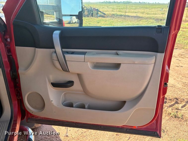 image for item DV8670 2011 Chevrolet Silverado 3500HD Crew Cab pickup truck