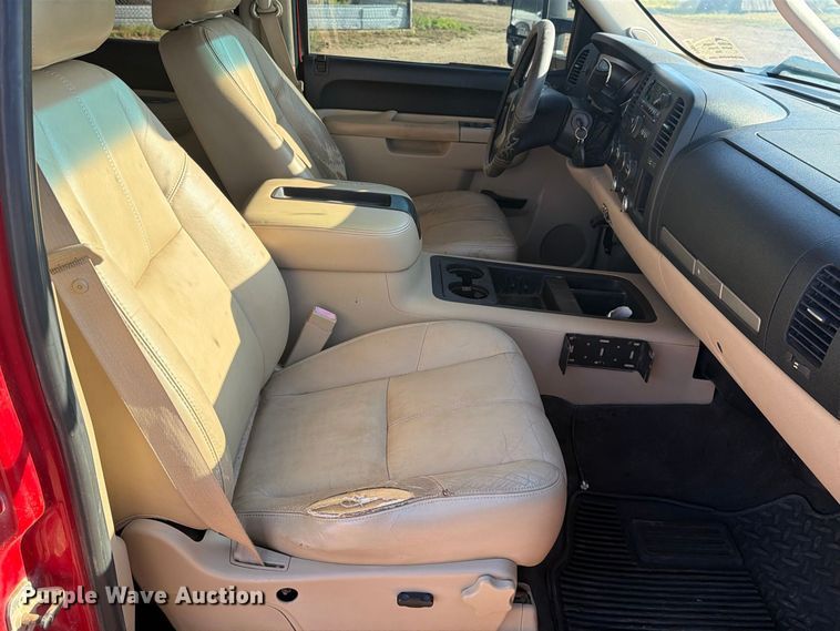 image for item DV8670 2011 Chevrolet Silverado 3500HD Crew Cab pickup truck