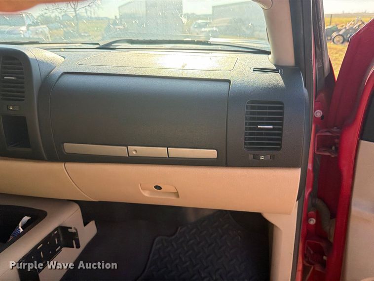 image for item DV8670 2011 Chevrolet Silverado 3500HD Crew Cab pickup truck