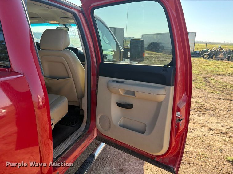 image for item DV8670 2011 Chevrolet Silverado 3500HD Crew Cab pickup truck