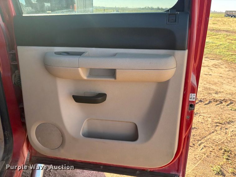 image for item DV8670 2011 Chevrolet Silverado 3500HD Crew Cab pickup truck