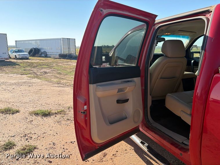 image for item DV8670 2011 Chevrolet Silverado 3500HD Crew Cab pickup truck