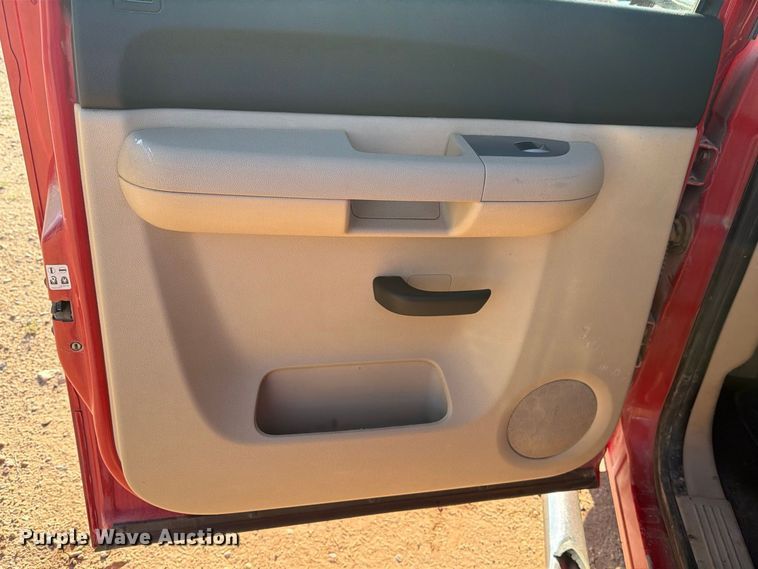 image for item DV8670 2011 Chevrolet Silverado 3500HD Crew Cab pickup truck