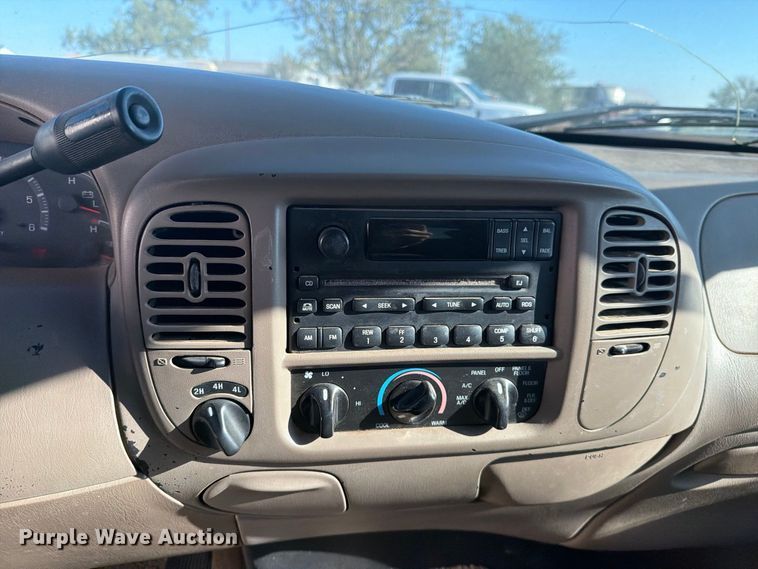 image for item DV8672 2002 Ford F150 Crew Cab pickup truck