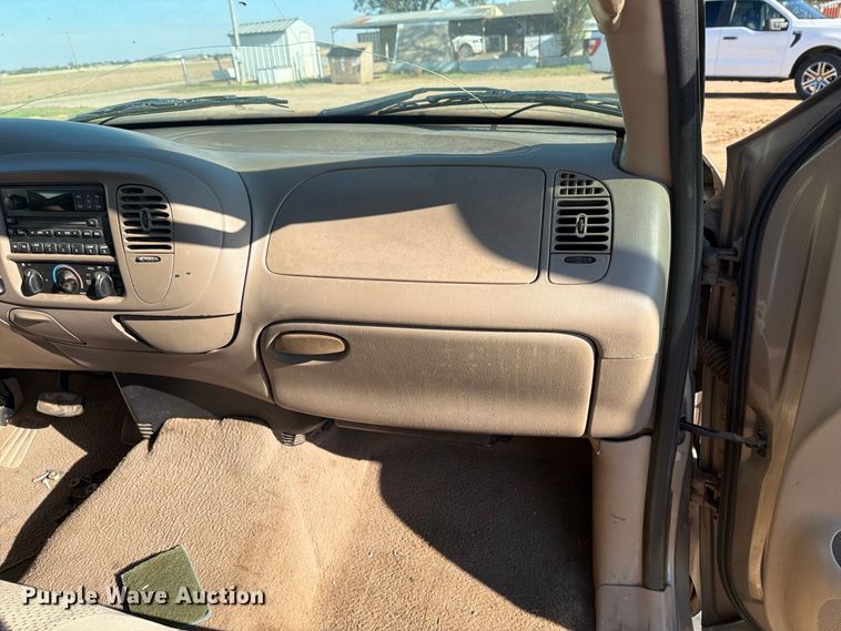 image for item DV8672 2002 Ford F150 Crew Cab pickup truck