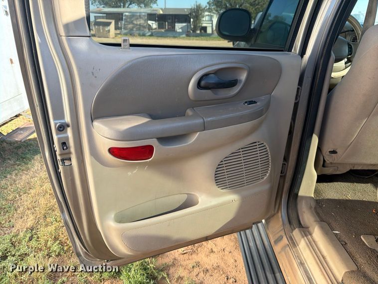 image for item DV8672 2002 Ford F150 Crew Cab pickup truck