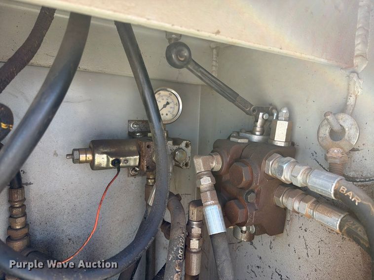 image for item DV8706 1999 Ford F550 utility / service truck