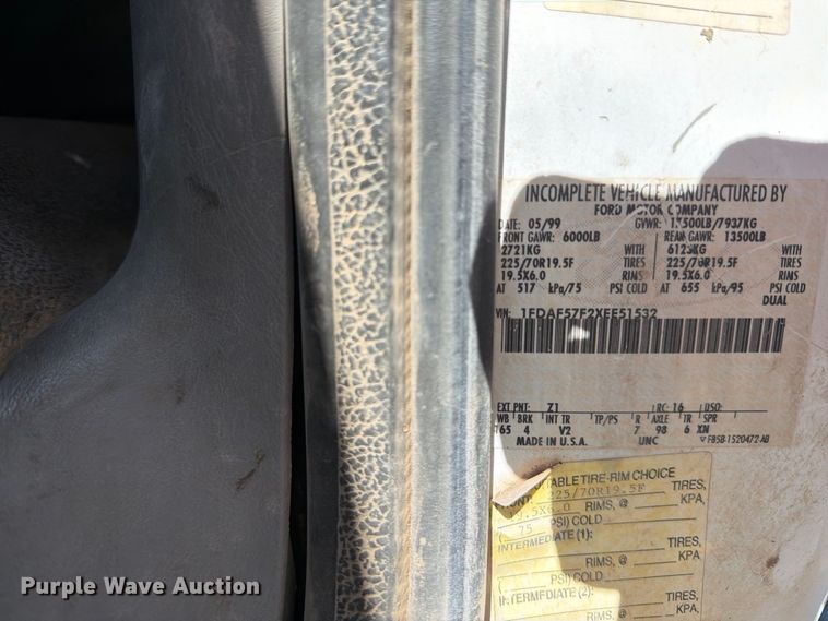 image for item DV8706 1999 Ford F550 utility / service truck