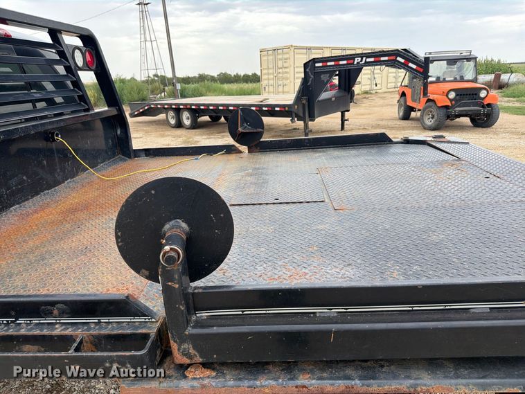 image for item DY3423 2006 Dodge 3500 Ext. Cab bale bed pickup truck