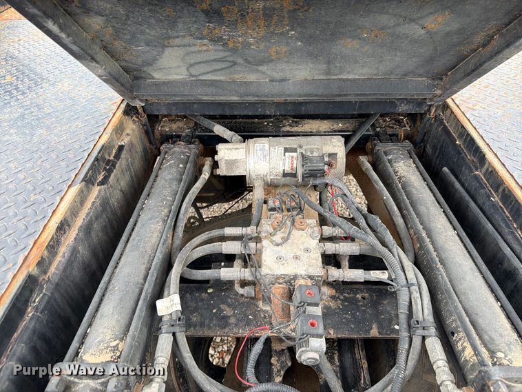 image for item DY3423 2006 Dodge 3500 Ext. Cab bale bed pickup truck