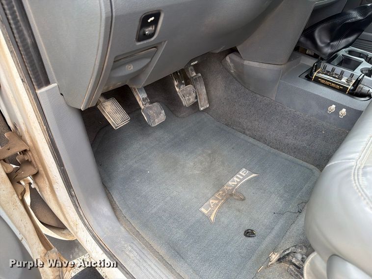 image for item DY3423 2006 Dodge 3500 Ext. Cab bale bed pickup truck