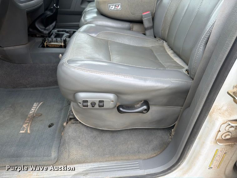 image for item DY3423 2006 Dodge 3500 Ext. Cab bale bed pickup truck