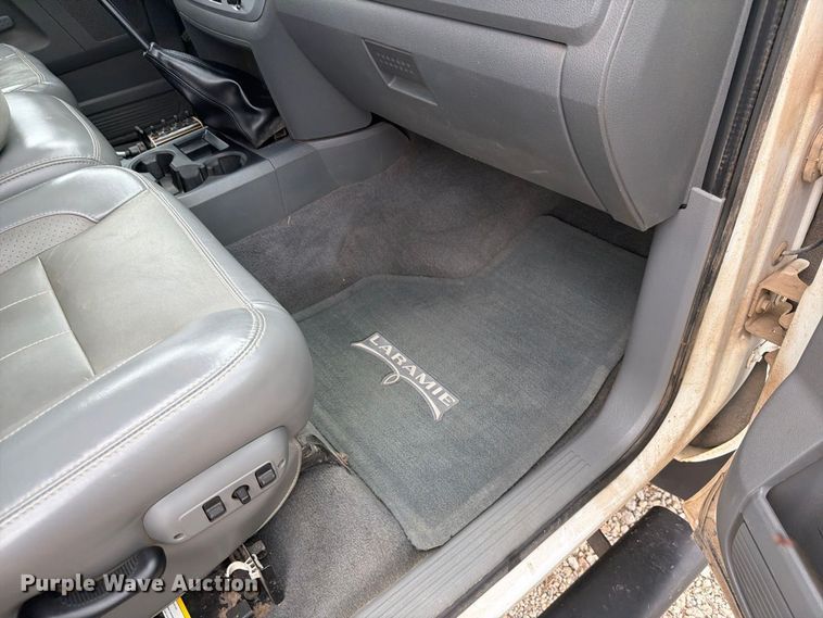 image for item DY3423 2006 Dodge 3500 Ext. Cab bale bed pickup truck