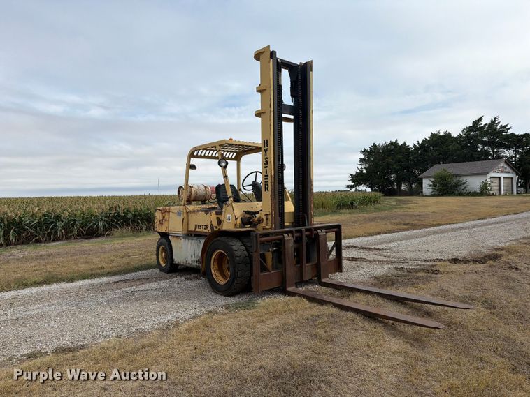 image for item DY3437 1983 Hyster 110 forklift