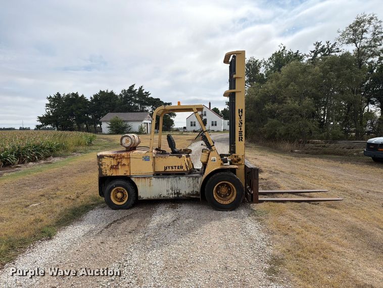 image for item DY3437 1983 Hyster 110 forklift