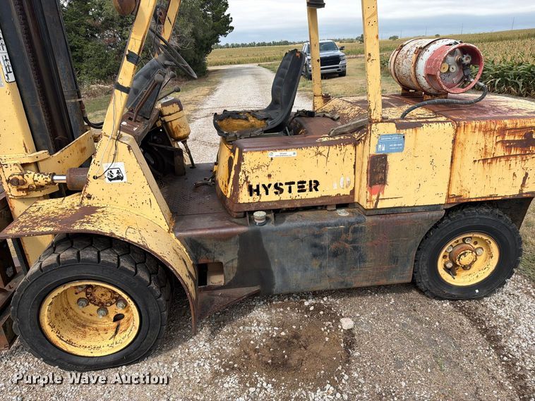 image for item DY3437 1983 Hyster 110 forklift