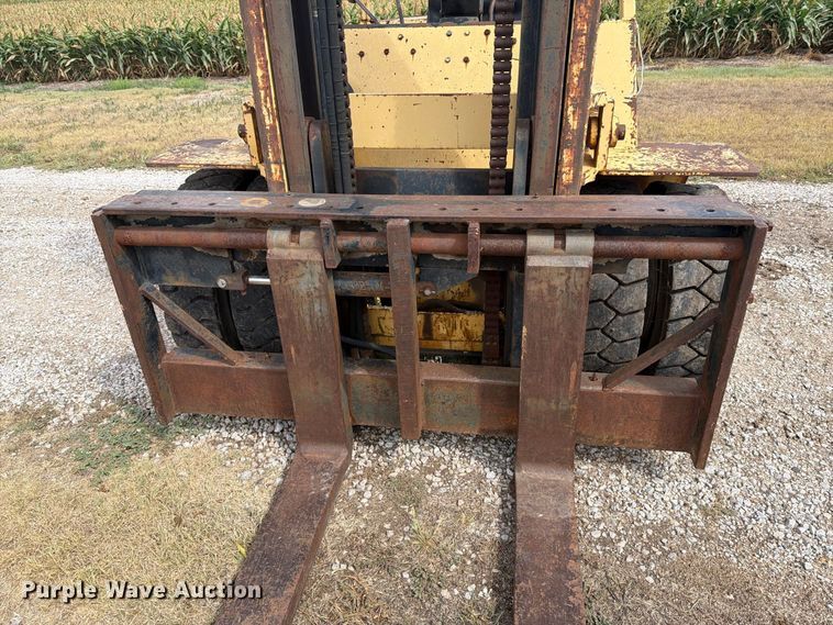 image for item DY3437 1983 Hyster 110 forklift