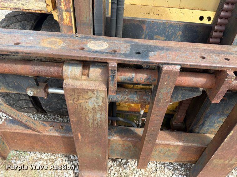 image for item DY3437 1983 Hyster 110 forklift