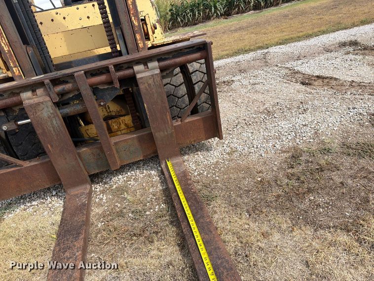 image for item DY3437 1983 Hyster 110 forklift