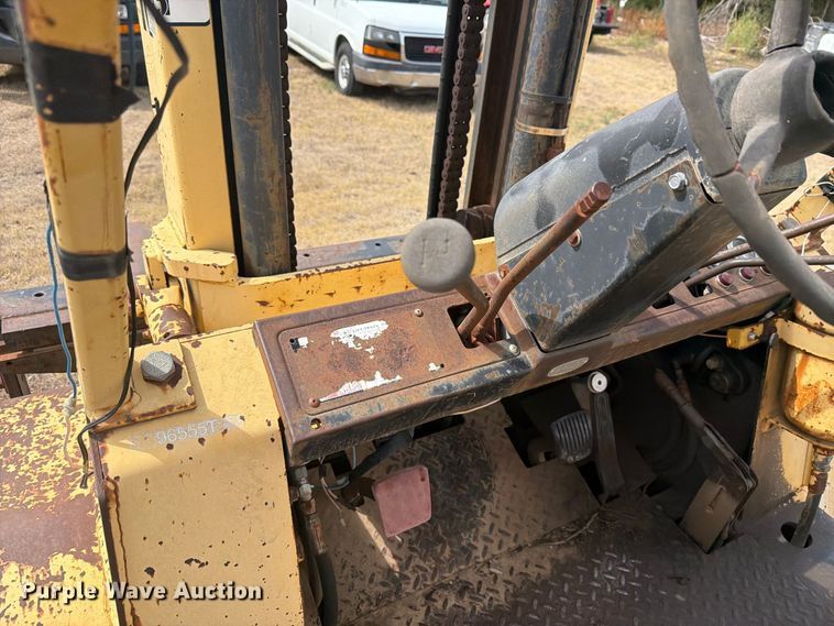 image for item DY3437 1983 Hyster 110 forklift