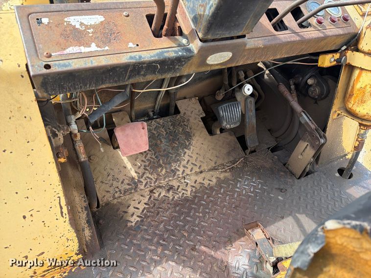 image for item DY3437 1983 Hyster 110 forklift