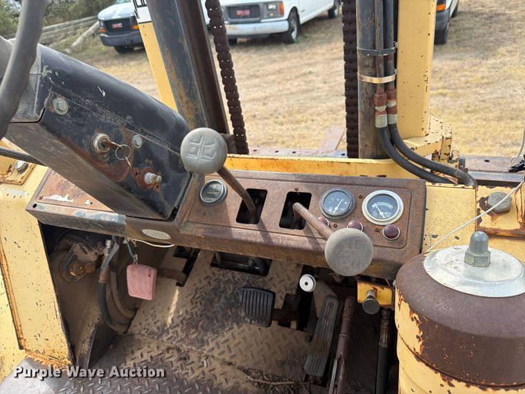 image for item DY3437 1983 Hyster 110 forklift