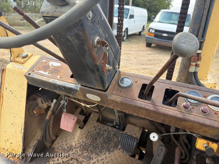 image for item DY3437 1983 Hyster 110 forklift