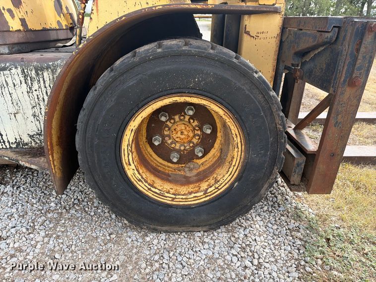 image for item DY3437 1983 Hyster 110 forklift