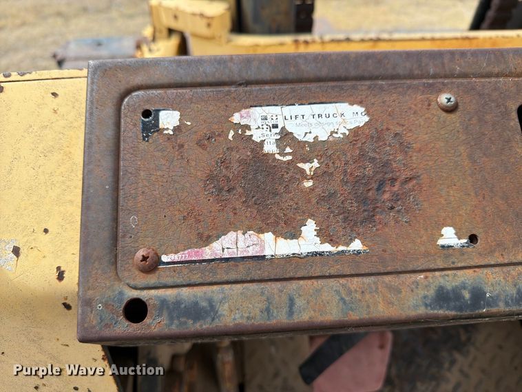 image for item DY3437 1983 Hyster 110 forklift
