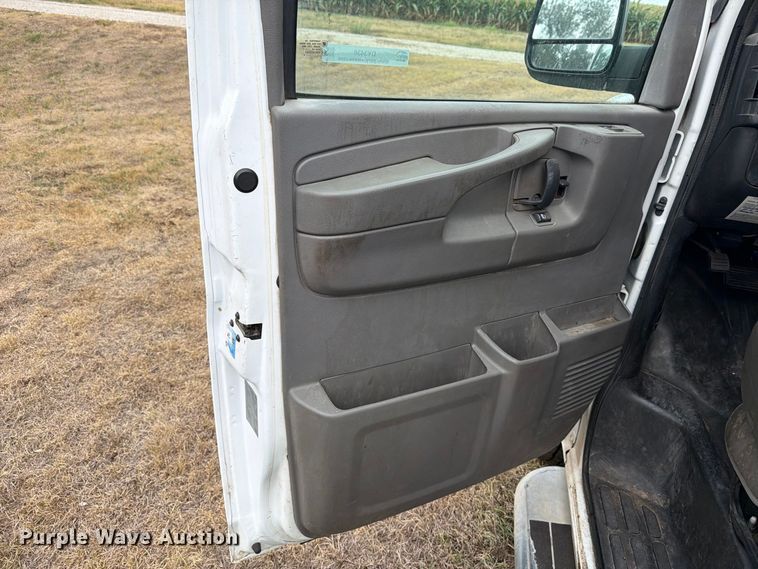 image for item DY3438 2015 GMC Savana 2500 van