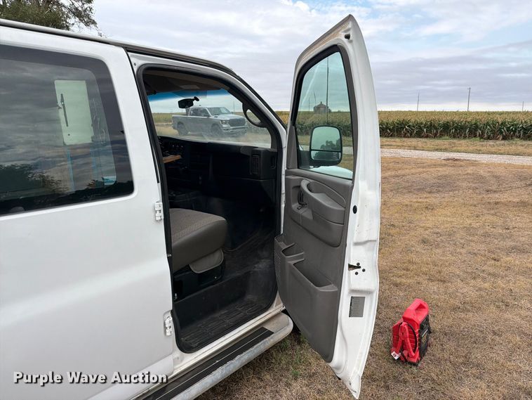 image for item DY3438 2015 GMC Savana 2500 van