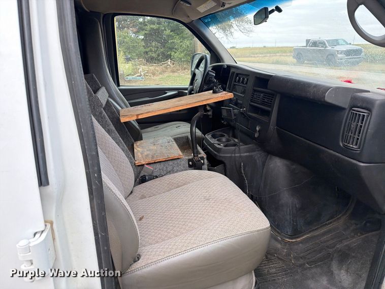 image for item DY3438 2015 GMC Savana 2500 van