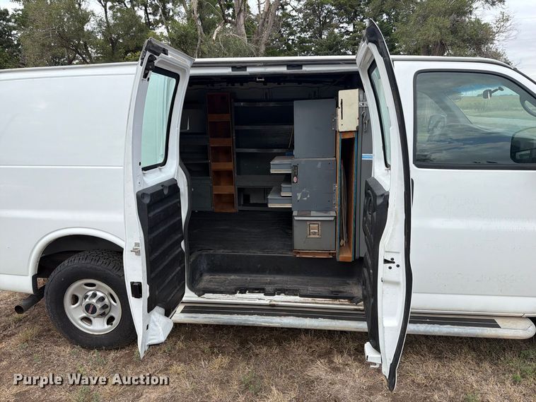image for item DY3438 2015 GMC Savana 2500 van