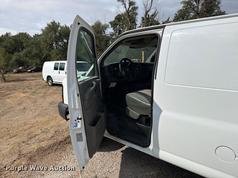 image for item DY3439 2008 Chevrolet Express 2500 van