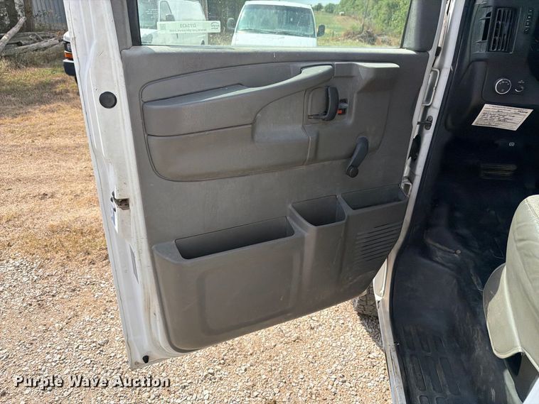image for item DY3439 2008 Chevrolet Express 2500 van