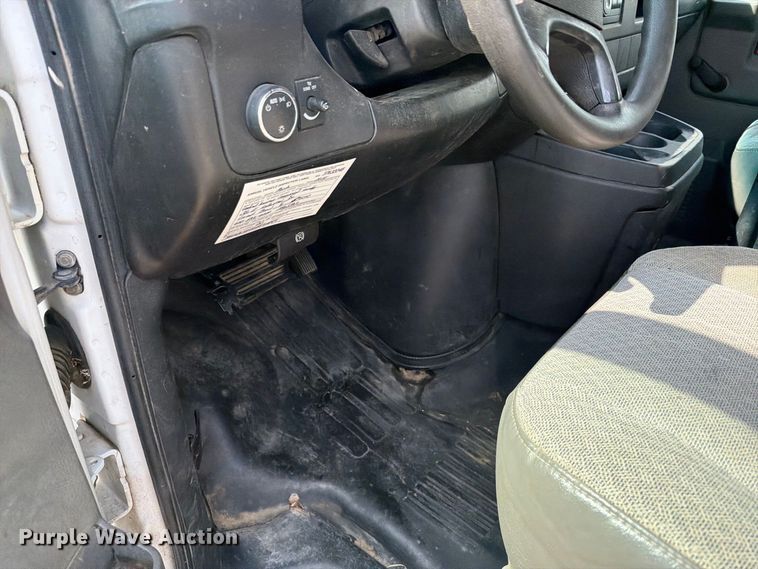 image for item DY3439 2008 Chevrolet Express 2500 van