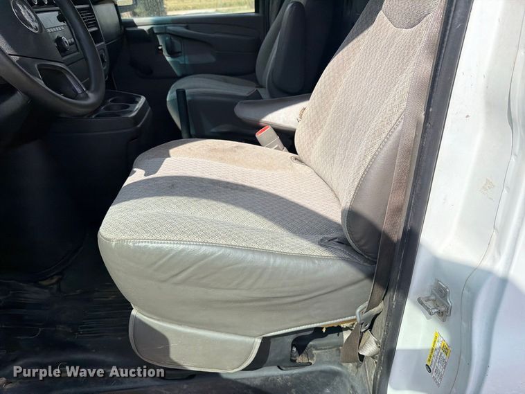 image for item DY3439 2008 Chevrolet Express 2500 van
