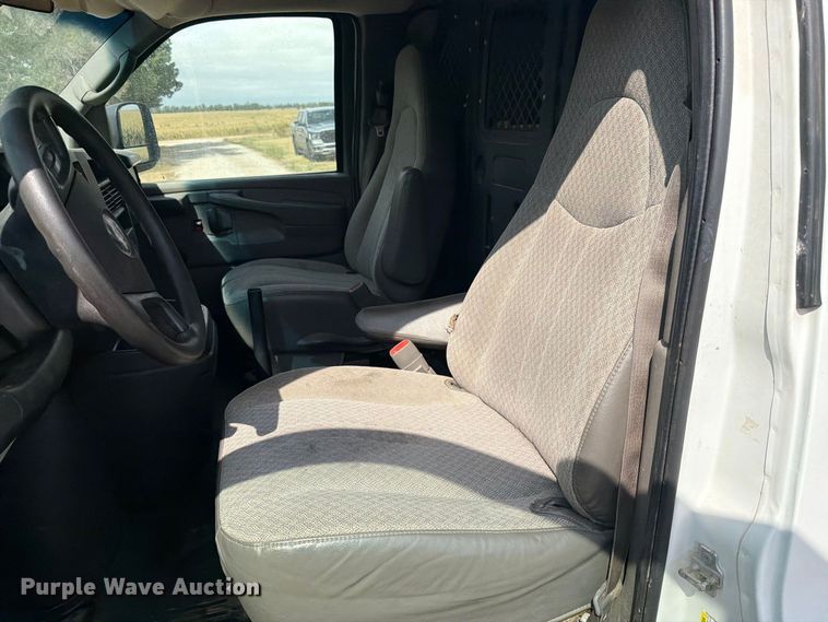 image for item DY3439 2008 Chevrolet Express 2500 van