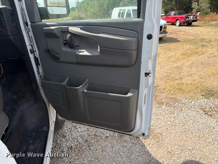 image for item DY3439 2008 Chevrolet Express 2500 van