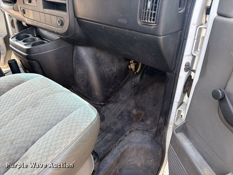 image for item DY3439 2008 Chevrolet Express 2500 van