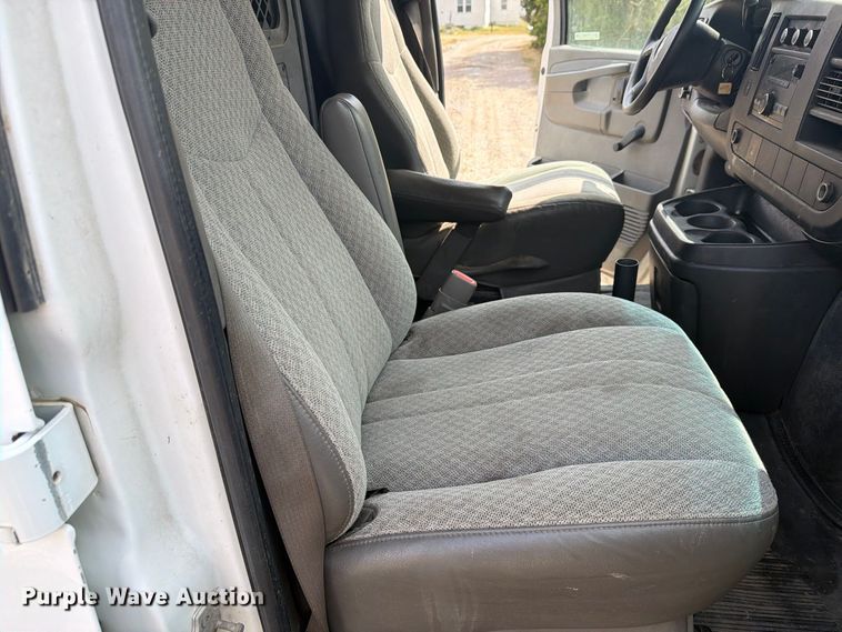 image for item DY3439 2008 Chevrolet Express 2500 van