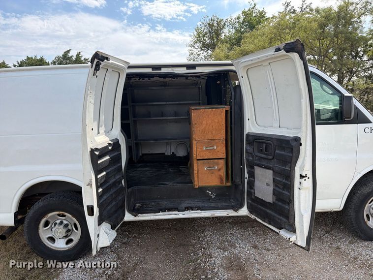 image for item DY3439 2008 Chevrolet Express 2500 van