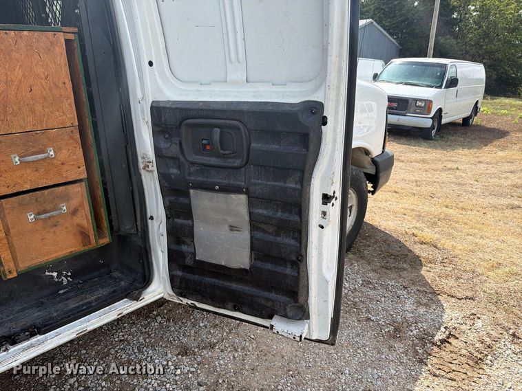 image for item DY3439 2008 Chevrolet Express 2500 van